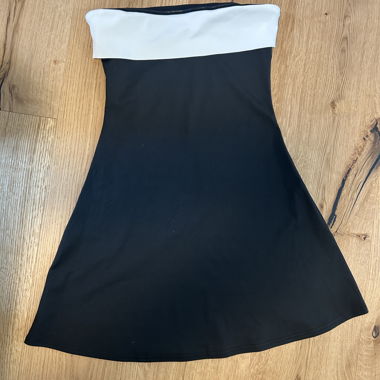 Robe noire épaules dénudées