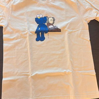 T-shirt KAWS con stampa di figure, taglia M