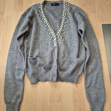 Veste en tricot de perles grises