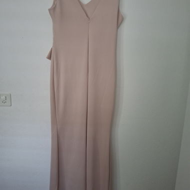 Vestito lungo rosa cipria con volant