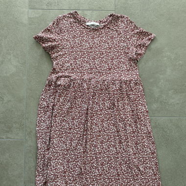 Robe fleurie à manches courtes