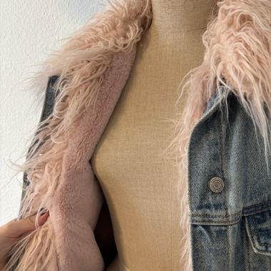 Trendige Jeansjacke mit Kunstfell Details