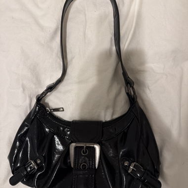 Borsa a tracolla con effetto vernice nera