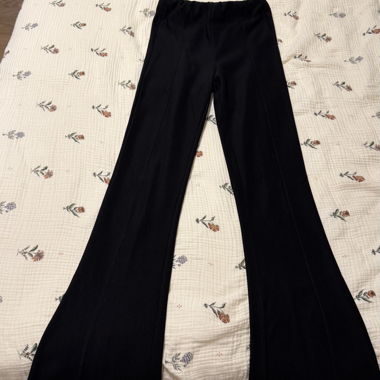 Schwarze Schlaghosen