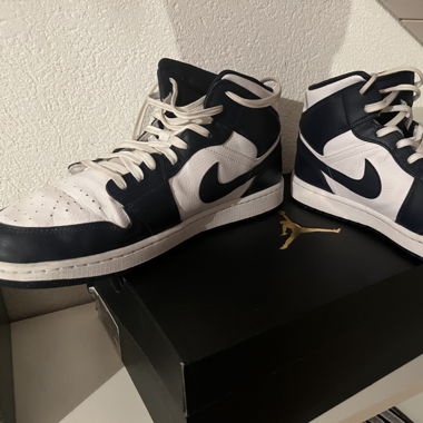 AIR JORDAN 1 MID (WHITE/METALLIC)