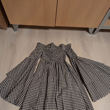 Kariertes schulterfreies Kleid