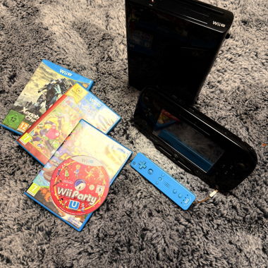 Nintendo Wii U Console Set, with 4 Games