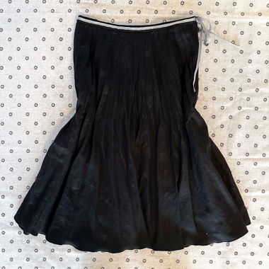 Japanisches Vintage: Schwarzer plissierter Midirock