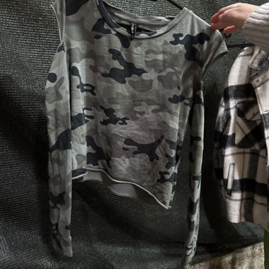 T-shirt camouflage a maniche lunghe con taglio sulla spalla