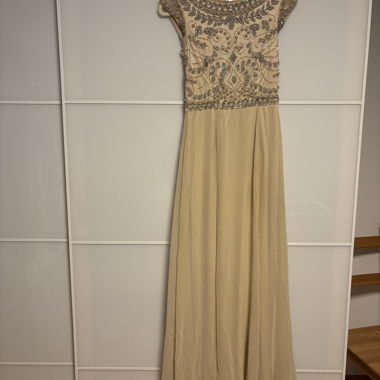 Robe de soirée brodée en beige