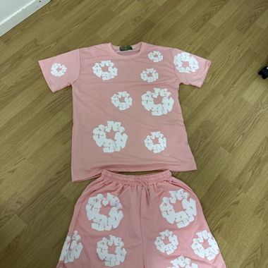 t-shirt a fiori e short