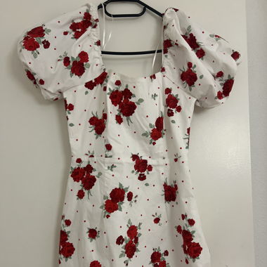 KLEID MIT ROTE BLUMEN