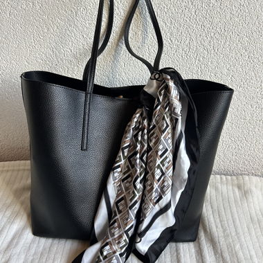 Foulard carré noir et blanc à motifs