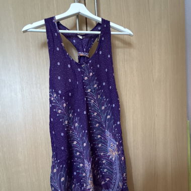 Robe violette avec plume de paon