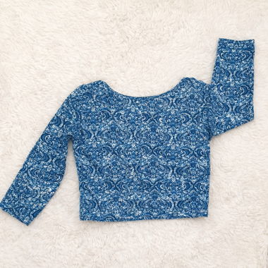 Top corto blu con motivo paisley