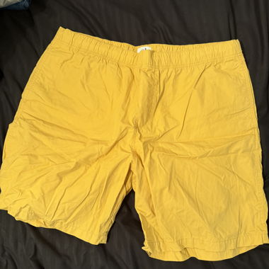Pantaloncini da bagno H&M gialli con sfondo scuro