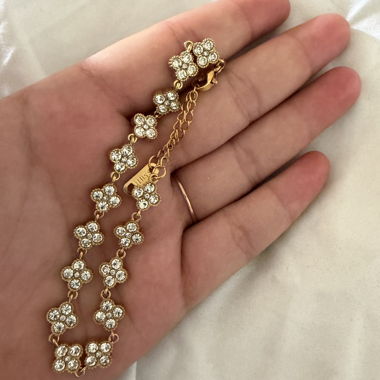 Bracelet doré à motifs floraux