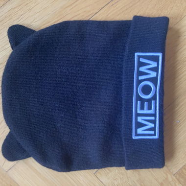Schwarze Beanie mit Katzenohren „MEOW“
