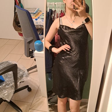 Schwarzes Seidenkleid offener Rücken