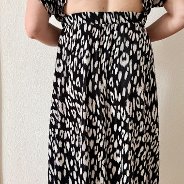 Plisseekleid mit offenem Rücken, ASOS Design, Grösse 46