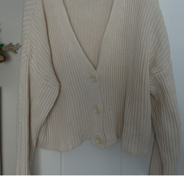 Cardigan lavorato a maglia beige di Stradivarius