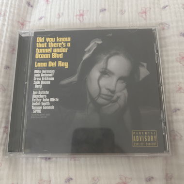 Lana Del Rey – Did You Know That There’s a Tunnel