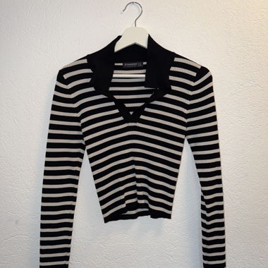 Gestreifter Pullover mit Hemdkragen