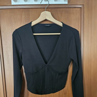 Pullover schwarz mit Ausschnitt