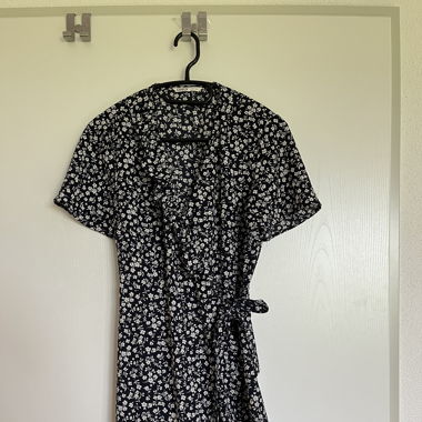 Blumiges blau weisses Wickelkleid Only