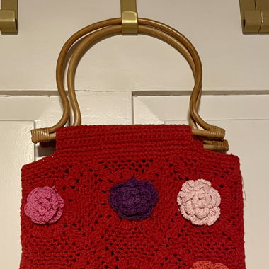 Rote Tasche mit Blumen, gehäkelt