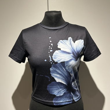 Schwarzes Shirt mit blauem Blumenprint