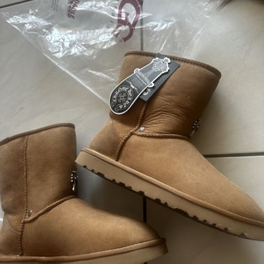 Braune Stiefeletten mit Kreuzdetail