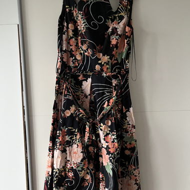 Sommerkleid schwarz mit Blumen
