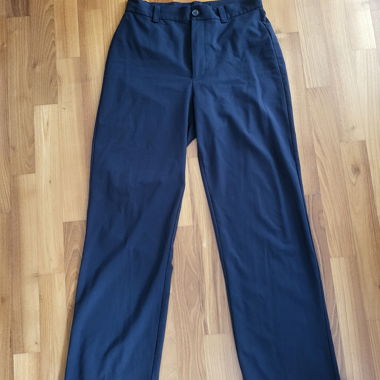 Dunkle Damenhose von Pull&Bear