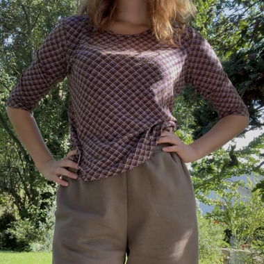 süsses lila kariertes shirt