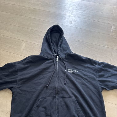 Schwarze Sweatjacke mit Aufschrift 