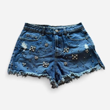 Jeansshorts mit floralen Nieten