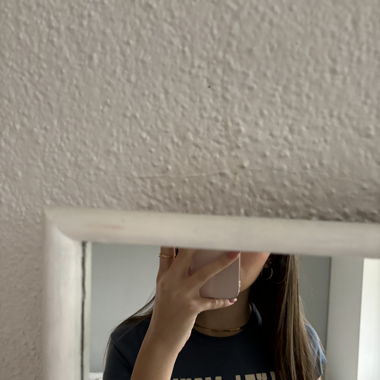 Blaues Croptop mit Aufschrift 