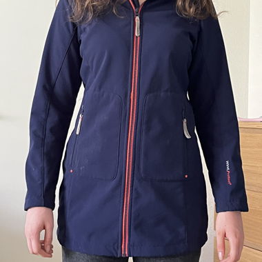 eine Windjacke / Mantel in blau und rot