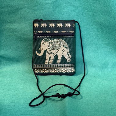 Dunkelgrüne Seitentasche mit Tribal/Elefant Design