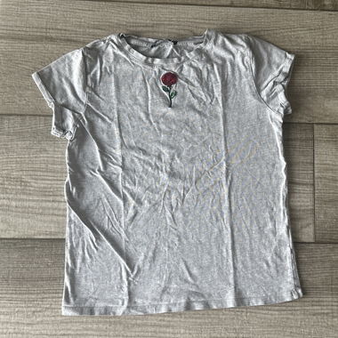 tshirt gris avec un motif de rose