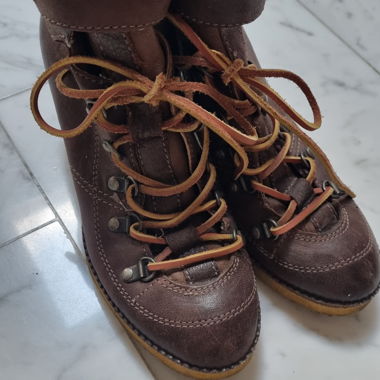 Braune Leder-Boots mit Absatz