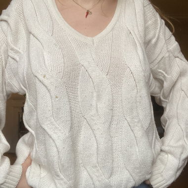 Maglione crema lavorato a trecce scollo a V