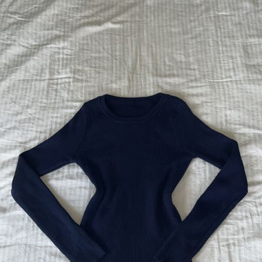 Enges blaues Strickpullover
