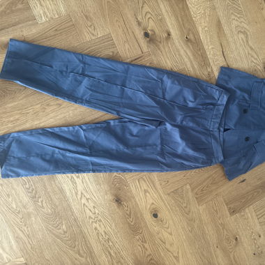 Marineblaues Ensemble