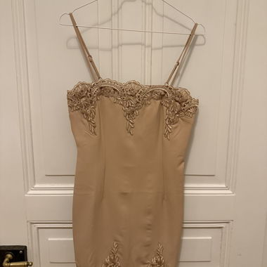 Enges spitzen Kleid 