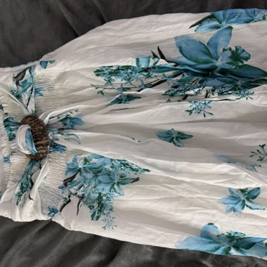 Gebluhmte Damenkleid