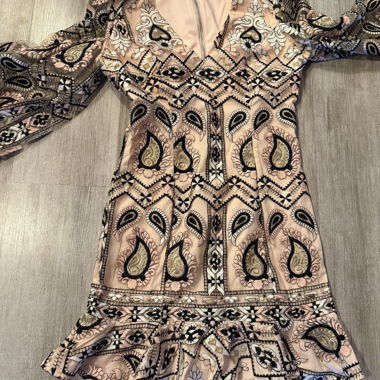 Kurzes Kleid mit besticktem Rosenmuster