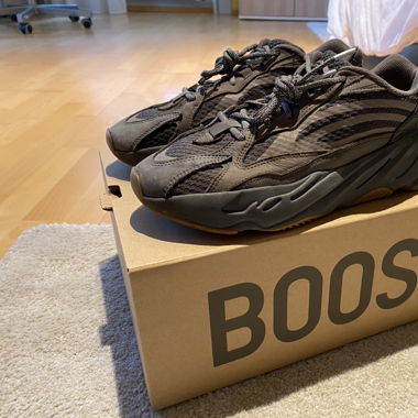  YEEZY BOOST 700 V2