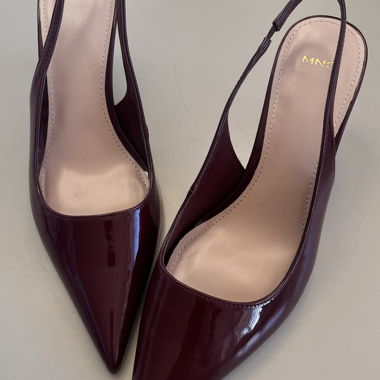 burgunderfarbene Kitten-Heels